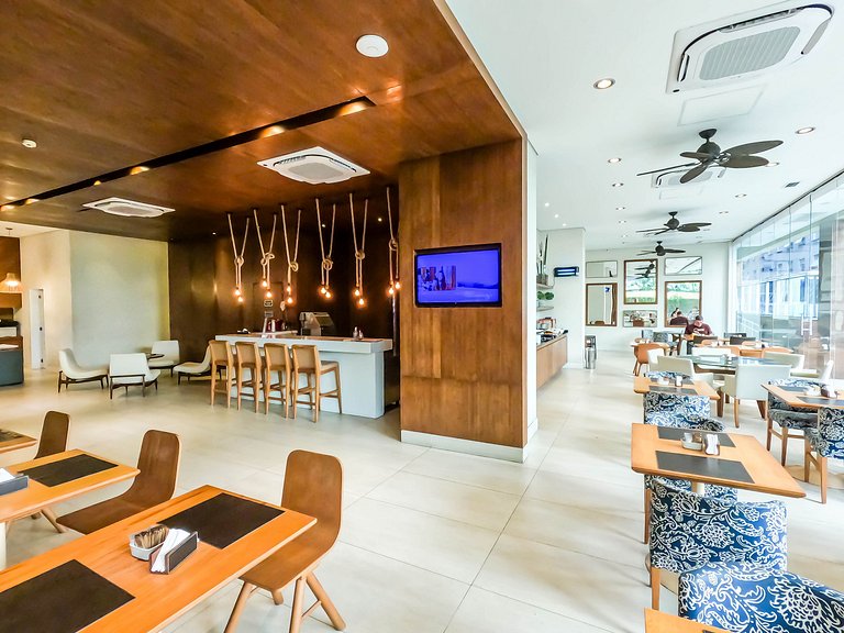 Unique (Ex-Estanconfor) Ar Cond, e sacada fechada Apto 1304