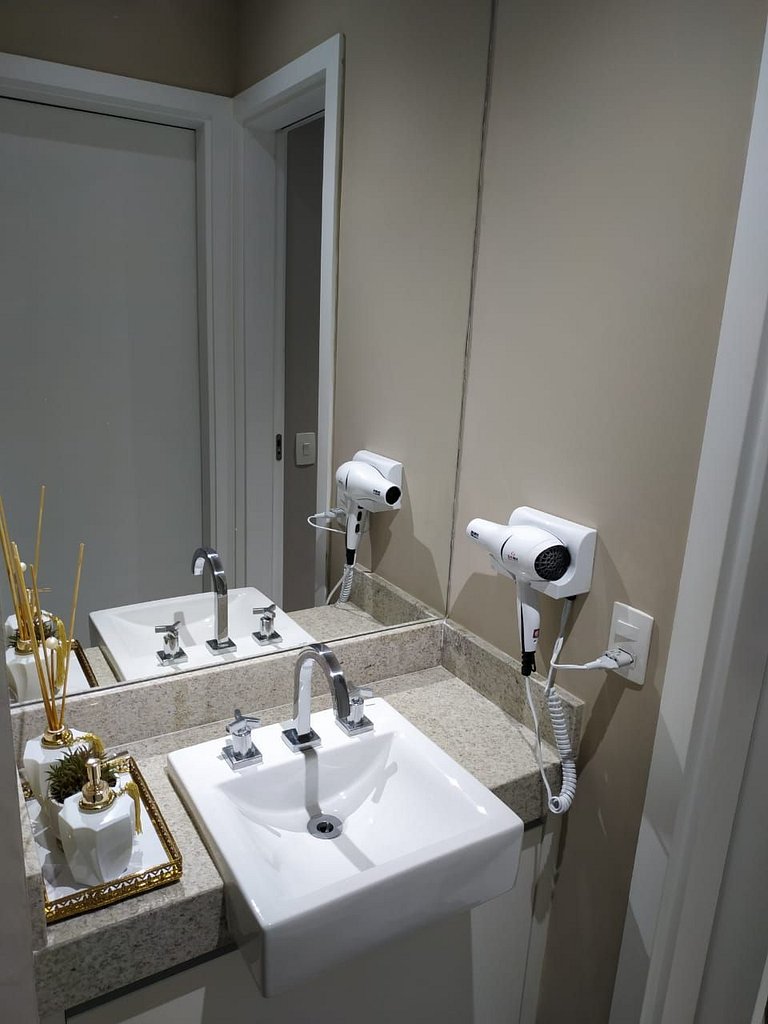 Unique (Ex-Estanconfor) Ar Cond, e sacada fechada Apto 1210