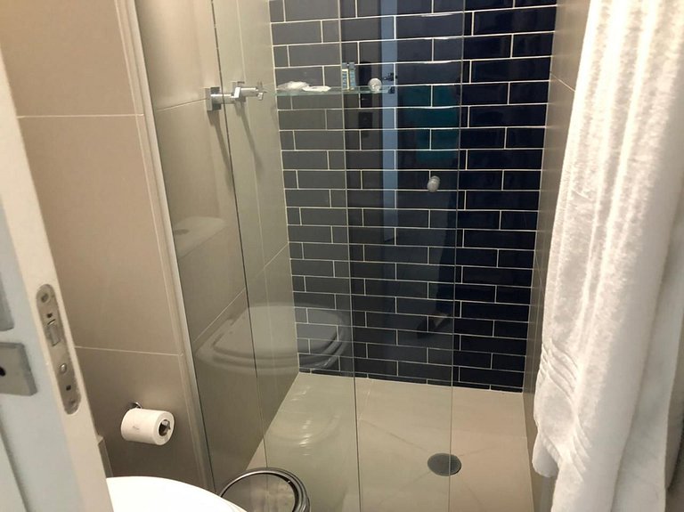 Unique (Ex-Estanconfor) Ar Cond, e sacada fechada Apto 1210