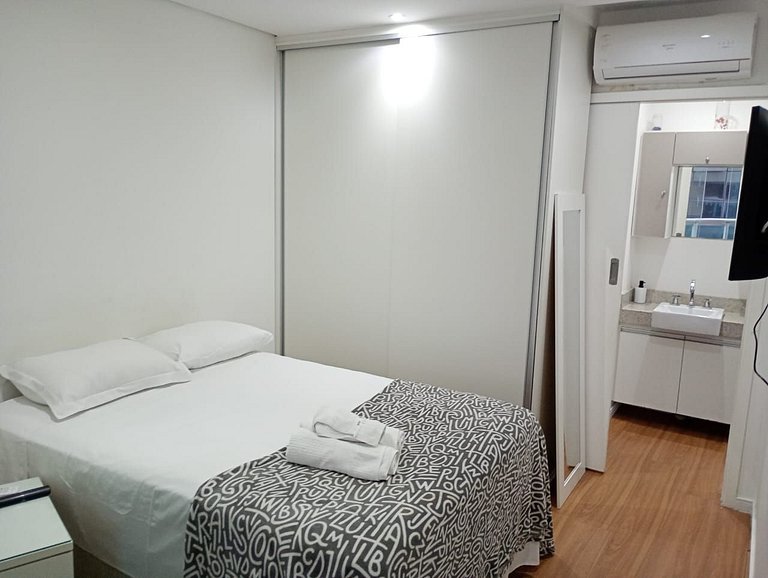 Flat quadra da Praia com Garagem Piscina Ar Condic