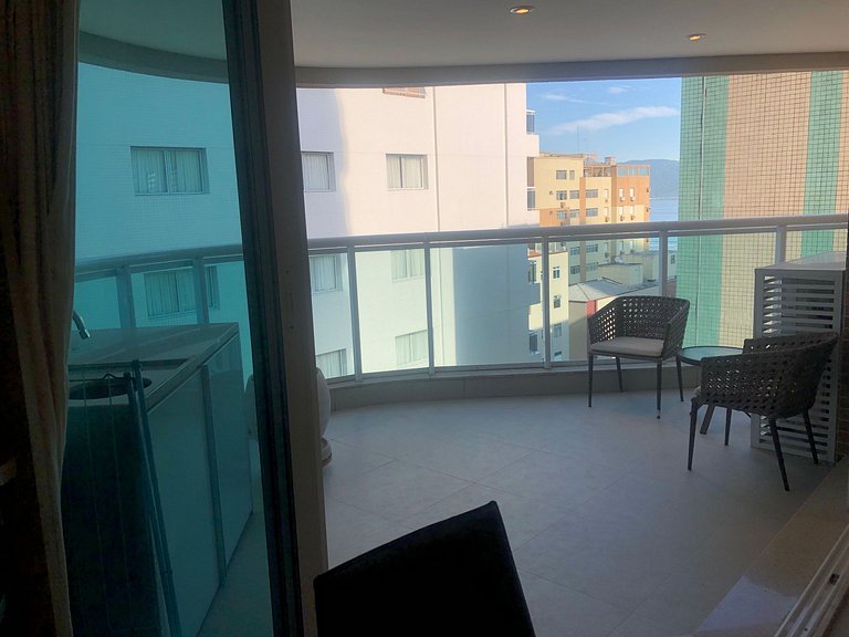 Ao lado da praia com Ar Cond. e Garagem inclusa